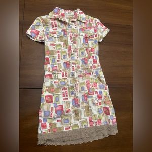 White dress with collar, short sleeves, snap in buttons